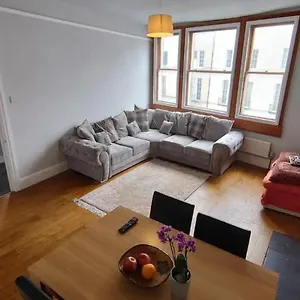 https://the-henrietta-central-bath-apartment-with-parking.tophotelsbath.com